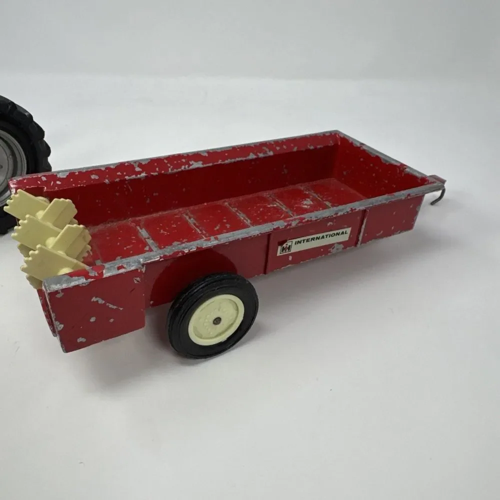 Vtg Red Farm Tractor The ERTL Co STK 415 International Metal and‎ Wagon